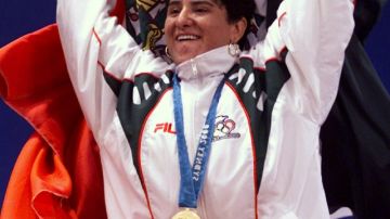 Soraya Mendivil Jiménez ondea la bandera mexicana tras obtener la presea de oro en los Juegos Olímpicos de Sydney el 8 de septiembre del 2000.