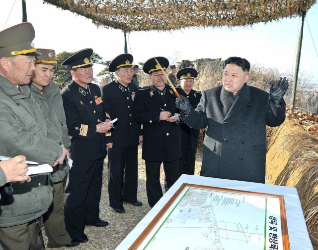 Fotografía cedida por el diario norcoreano del Partido de los Trabajadores Rodong Sinmun, del líder norcoreano Kim Jong-un, reunido con militares.
