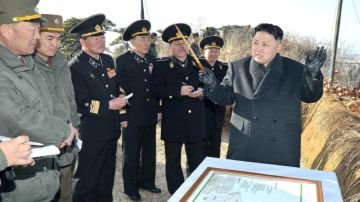 Fotografía cedida por el diario norcoreano del Partido de los Trabajadores Rodong Sinmun, del líder norcoreano Kim Jong-un, reunido con militares.
