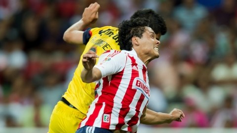 Raúl Jiménez gana en el cabeceo a un defensa de Chivas para anotar el primer tanto sobre el Rebaño Sagrado ante 45 mil aficionados.