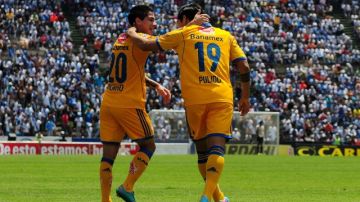 Danilinho inicia el festejo con Pulido, cuyo gol da el triunfo y respiro al cuadro del 'Tuca' en el Estadio Cuauhtémoc.