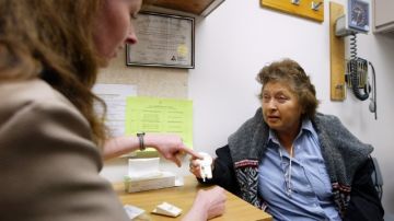 Juana Sequeira (der), quien ha tenido  diabetes durante 30 años, recibe instrucción de su doctora.