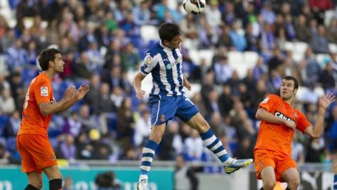 Héctor Moreno (centro), de Espanyol, rechaza la ofensiva de Real Sociedad, durante el partido de ayer en Barcelona.