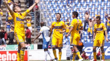 Los jugadores de Tigres de la UANL  celebran su agónica victoria de 2-1 sobre el Puebla en la 12da  fecha de la Liga MX.