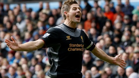 Steven Gerrard celebra el gol del triunfo del Liverpool ante Aston Villa por 2-1.