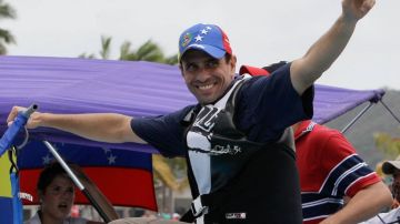 El candidato de oposición, Henrique Capriles, aseguró que no piensa abandonar la carrera electoral.