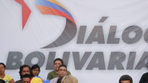 El candidato del chavismo a las elecciones presidenciales en Venezuela y presidente encargado del país, Nicolás Maduro (c), participa hoy durante una actividad con jóvenes en el centro de Caracas.