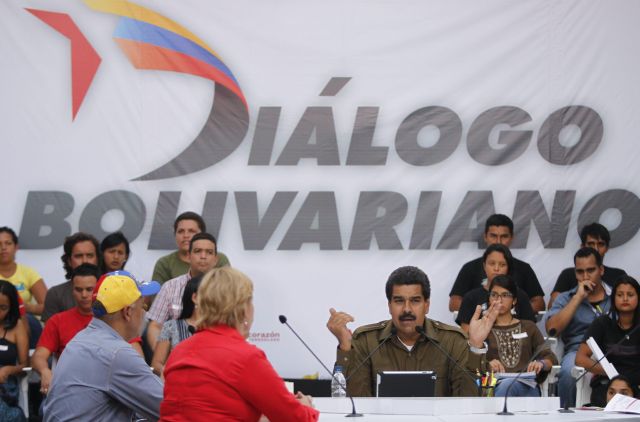 El candidato del chavismo a las elecciones presidenciales en Venezuela y presidente encargado del país, Nicolás Maduro (c), participa hoy durante una actividad con jóvenes en el centro de Caracas.
