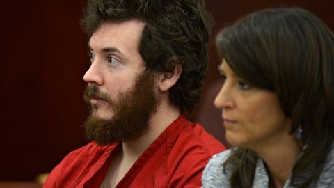 James Holmes junto a su abogada Tamara Brady.