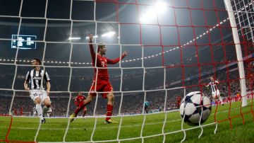 Thomas Müller sentenció el juego y el Bayern acaricia las semifinales de la Champions.