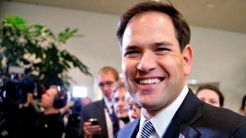 El senador Marco Rubio, del Comité de Relciones Extranjeras  del Senado, habla a la prensa después de salir de una reunión a puerta cerrada sobre el asalto al Consulado de EEUU en Bengasi.