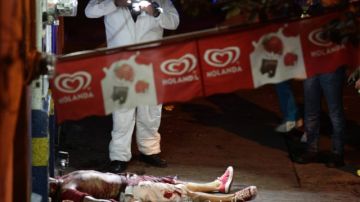 El  cadáver de una de las cuatro personas asesinadas la noche del domingo en un bar de Guadalajara, México, yace en el piso.