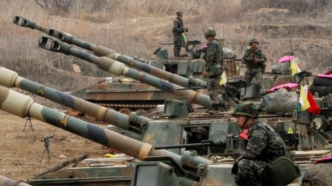 Soldados surcoreanos   en tanques de cañón autopropulsado durante un ejercicio en prevención a posibles ataques   de Corea del Norte ayer, en Paju, Corea del Sur.