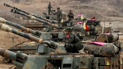 Soldados surcoreanos en tanques de cañón autopropulsado durante un ejercicio en prevención a posibles ataques de Corea del Norte ayer, en Paju, Corea del Sur.