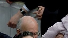 El Papa Francisco besa a un bebé después de celebrar la Misa de Resurección en la Plaza de San Pedro en el Vaticano.