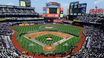 Vista panorámica del Citi Field de Queens en el juego de apertura de los Mets frente a los Padres de San Diego.