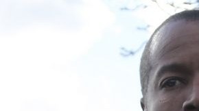 El senador Malcom Smith salió a toda prisa de la corte.