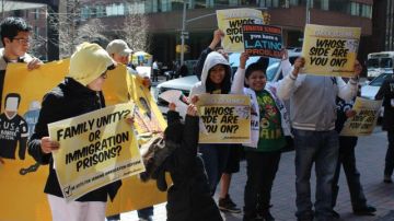 Un grupo de hispanos protestó este martes contra el senador demócrata por Nueva York, Charles Schumer, frente a sus oficinas en Manhattan.