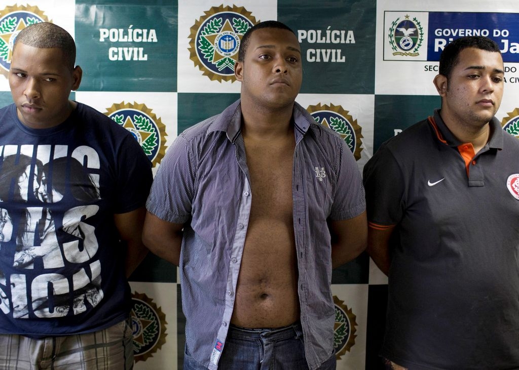 Los sospechosos de violar a la turista, de izquierda a derecha, Wallace Aparecido Souza Silva, Carlos Armando Costa dos Santos  y Jonathan Foudakis de Souza, fueron presentados en la Policía de Río de Janeiro.