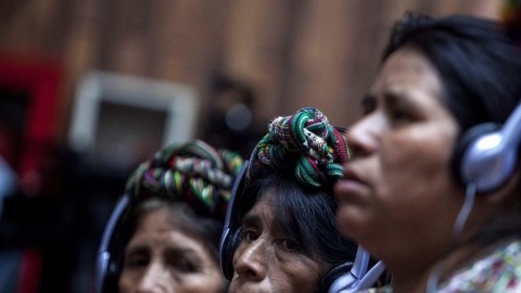 Mujeres indígenas usan aparatos que traducen del español al idioma ixil,  durante el juicio por genocidio contra  Ríos Montt y  el exjefe de Inteligencia José Rodríguez, en Ciudad de Guatemala.