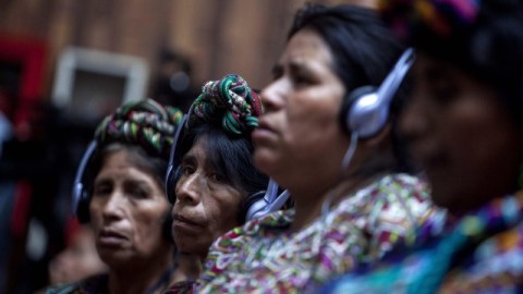Mujeres indígenas usan aparatos que traducen del español al idioma ixil, durante el juicio por genocidio contra Ríos Montt y el exjefe de Inteligencia José Rodríguez, en Ciudad de Guatemala.