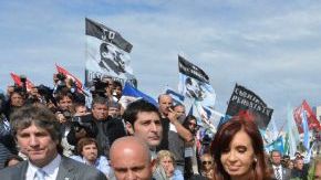 Cristina Fernández (3-i) mientras participa en el acto por el Día del Veterano y de los Caídos en la Guerra de Malvinas hoy, martes 2 de abril de 2013, en Puerto Madryn (Argentina).