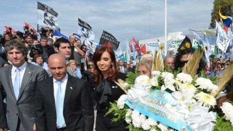 Cristina Fernández (3-i) mientras participa en el acto por el Día del Veterano y de los Caídos en la Guerra de Malvinas hoy, martes 2 de abril de 2013, en Puerto Madryn (Argentina).