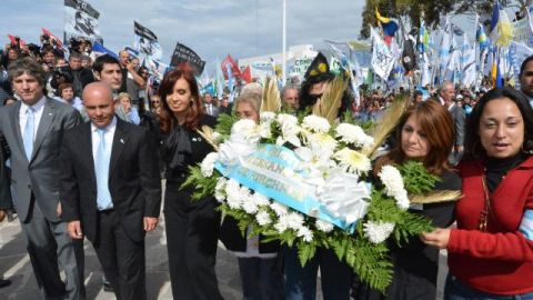 Cristina Fernández (3-i) mientras participa en el acto por el Día del Veterano y de los Caídos en la Guerra de Malvinas hoy, martes 2 de abril de 2013, en Puerto Madryn (Argentina).
