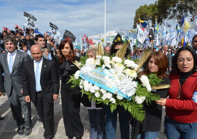 Cristina Fernández (3-i) mientras participa en el acto por el Día del Veterano y de los Caídos en la Guerra de Malvinas hoy, martes 2 de abril de 2013, en Puerto Madryn (Argentina).