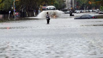 La avenida del Libertador está inundada por las fuertes lluvias hoy en el barrio Núñez de Buenos Aires (Argentina).