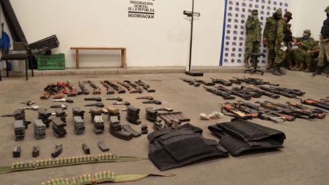 Armas incautadas por el Ejército Mexicano como parte de un operativo antidrogas en Michoacán.