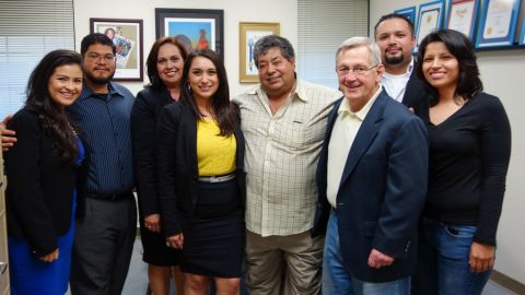 El jardinero mexicano Catalino Tapia (centro) busca ampliar la ayuda para jóvenes estudiantes latinos.