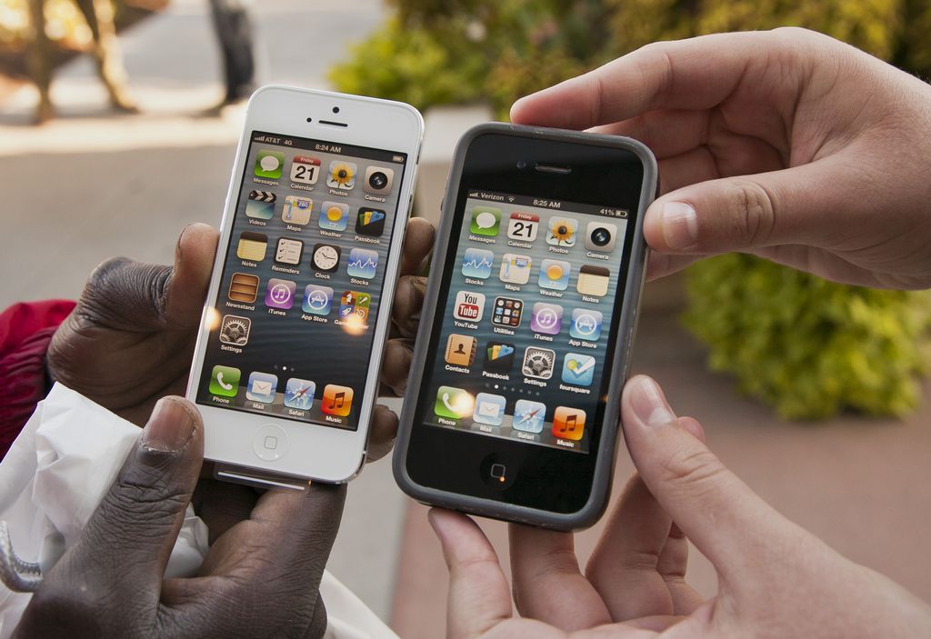 Aunque el más reciente teléfono es el  iPhone 5, la compañía mantiene la producción de versiones antiguas del aparato.