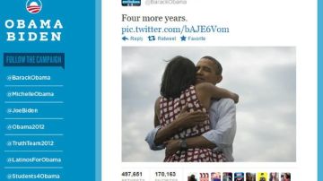 El presidente de EEUU, Barack Obama, abraza a su esposa Michelle en una fotografía que colgó en su cuenta de Twitter tras conocer su victoria en las elecciones presidenciales.