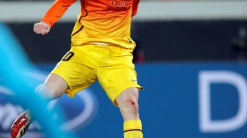 Messi, con su rodilla sangrando, anota el primero del Barsa.