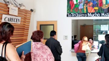 04/01/2013 - Los Angeles, Ca. - Clients form lines as early as 9am at CARECEN (photo CiroCesar/La Opinion).