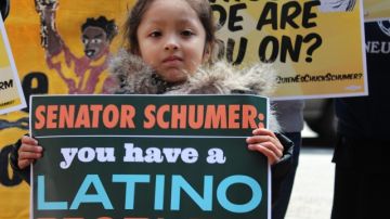 Un grupo de latinos protestó ayer contra el senador demócrata de NY, Schumer, al que acusan de no luchar por la reforma migratoria.