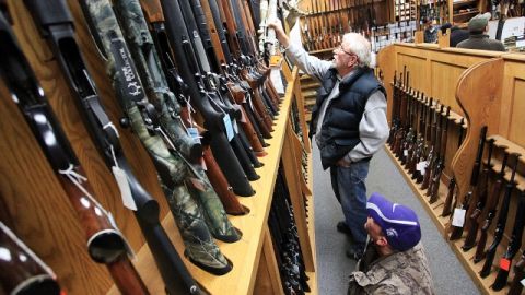 Imagen de una tienda de armas de Winona, Minnesota. Obama tiene previsto viajar hoy a Colorado para impulsar el control de estas.