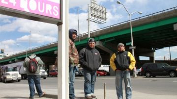 Carlos Pérez, Pristo Gutiérrez y Martín Vera se reúnen a diario en la gasolinera de la Bruckner Boulevard y la calle 140 Este del Sur del Bronx en espera de ser contratados para un empleo.