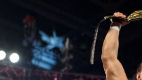 Alberto del Río, el primer luchador mexicano en ganar un título de WWE, celebra la conquista del fajín del peso pesado.
