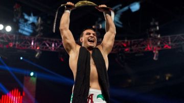 Alberto del Río, el primer luchador mexicano en ganar un título de WWE, celebra la conquista del fajín del peso pesado.
