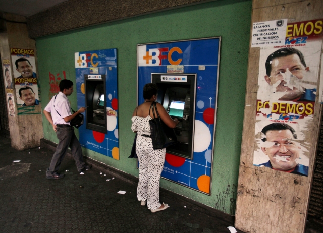 Propaganda electoral con el rostro del fallecido presidente  Hugo Chávez cubren las paredes alrededor de unos cajeros automáticos en Caracas, Venezuela.