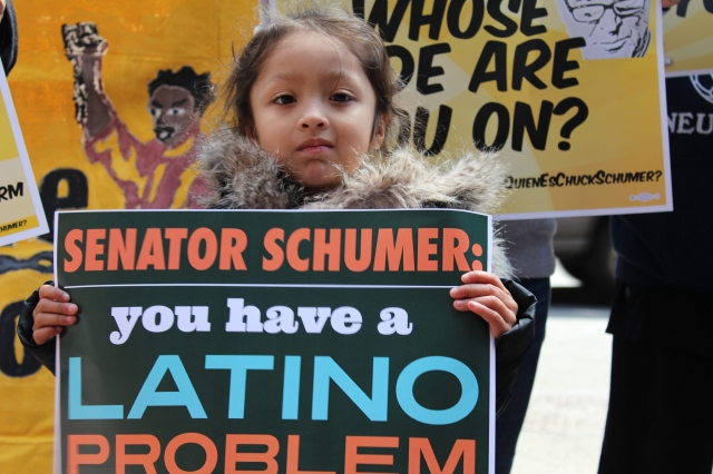 Un grupo de latinos protestaron ayer  contra el senador Charles Schumer.