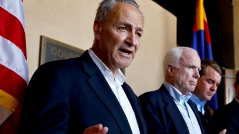 El senador Schumer (primer plano) dijo que las negociaciones están "muy cerca, más cerca que nunca".