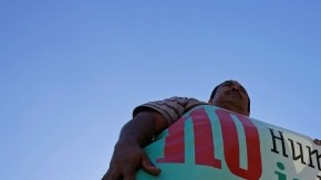 AP indica a los usuarios que “ilegal” debe describir sólo una acción, tal como vivir en o emigrar a un país de manera ilegal.