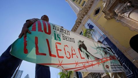 AP indica a los usuarios que “ilegal” debe describir sólo una acción, tal como vivir en o emigrar a un país de manera ilegal.