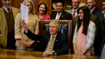 El gobernador John Kitzhaber firmó ayer una ley que otorga cuotas preferentes para la universidad, las mismas que pagan los residentes del estado, a estudiantes indocumentados.