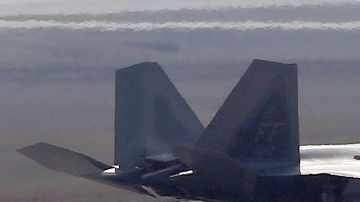 Un avión de combate F-22 Raptor de la Fuerza Aérea estadounidense se dirige a la pista de despegue de la base aérea de Osan, en el sur de Seúl (Corea del Sur).