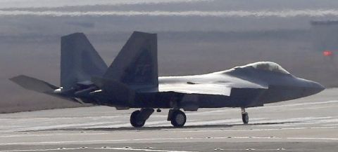 Un avión de combate F-22 Raptor de la Fuerza Aérea estadounidense se dirige a la pista de despegue de la base aérea de Osan, en el sur de Seúl (Corea del Sur).