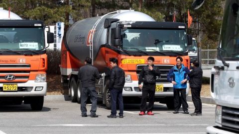 Trabajadores del complejo de Kaesong esperan en la oficina de tránsito de la Línea de demarcación Militar cerca de la zona desmilitarizada en la provincia de Gyeonggi en Corea del Sur.
